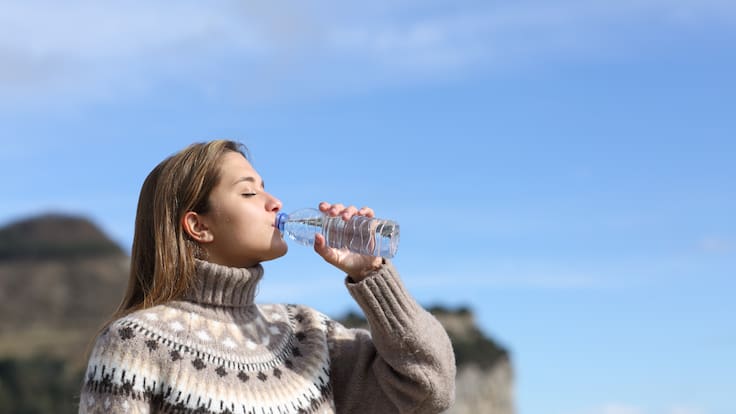 Estudio revela cifras alarmantes: esta cantidad de microplásticos consumes al tomar agua embotellada