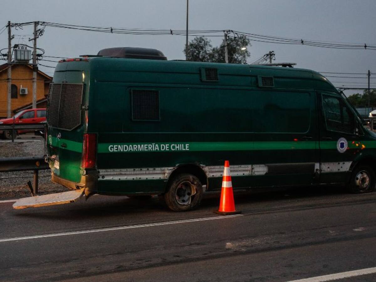 Automóvil choca contra vehículo de Gendarmería en La Cisterna: conductor se encuentra grave