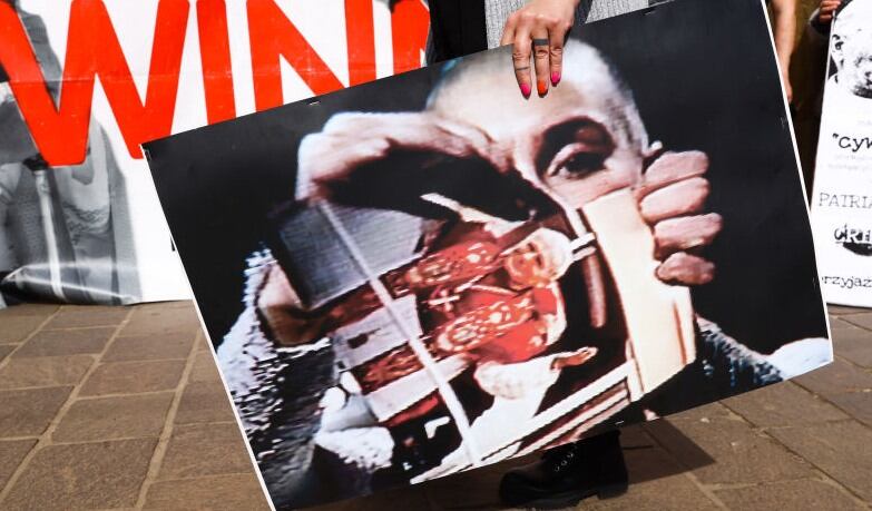 Sinéad O’Connor rompe fotografía del Papa Juan Pablo II