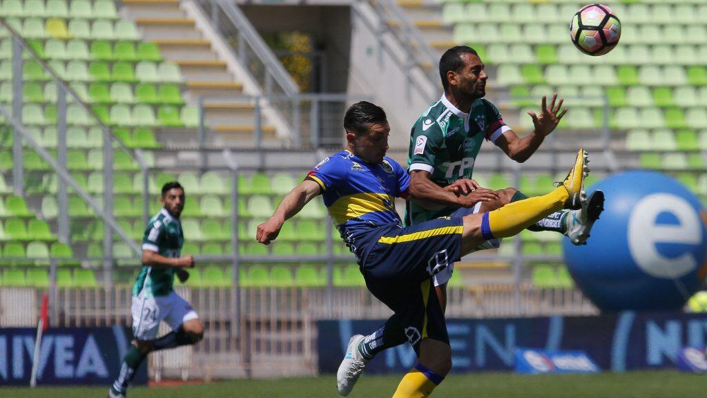 22 octubre 2017/Valparaiso Cristian Diaz (i) Cesar Cortes (d),durante el partido válido por la décima fecha del Campeonato Scotiabank Transición 2017 entre Santiago Wanderers vs Everton, disputado en el Estadio Elias Figueroa.
FOTO:YVO SALINAS/AGENCIAUNO