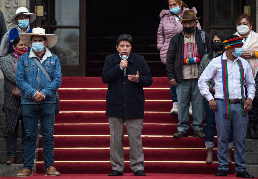 El presidente peruano Pedro Castillo habla ante organizaciones sociales