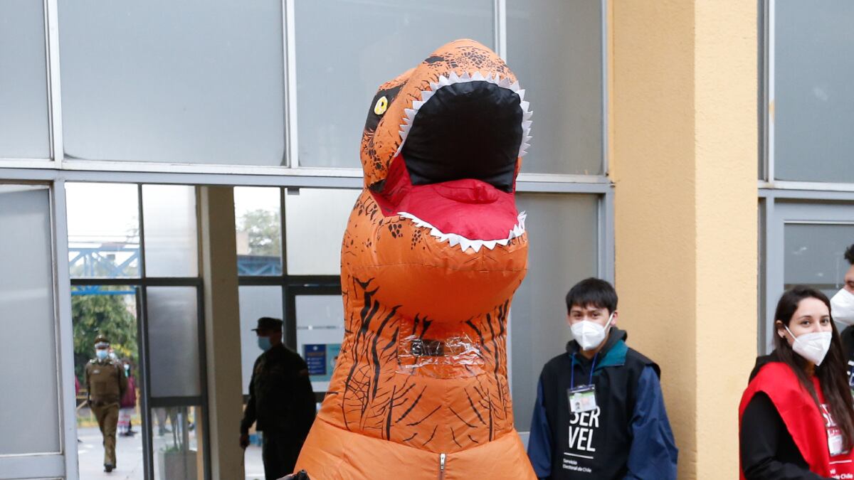 Dinosaurio llega a votar Estadio Monumental
