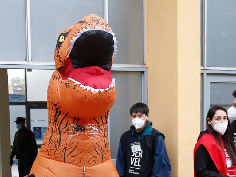 Dinosaurio llega a votar Estadio Monumental