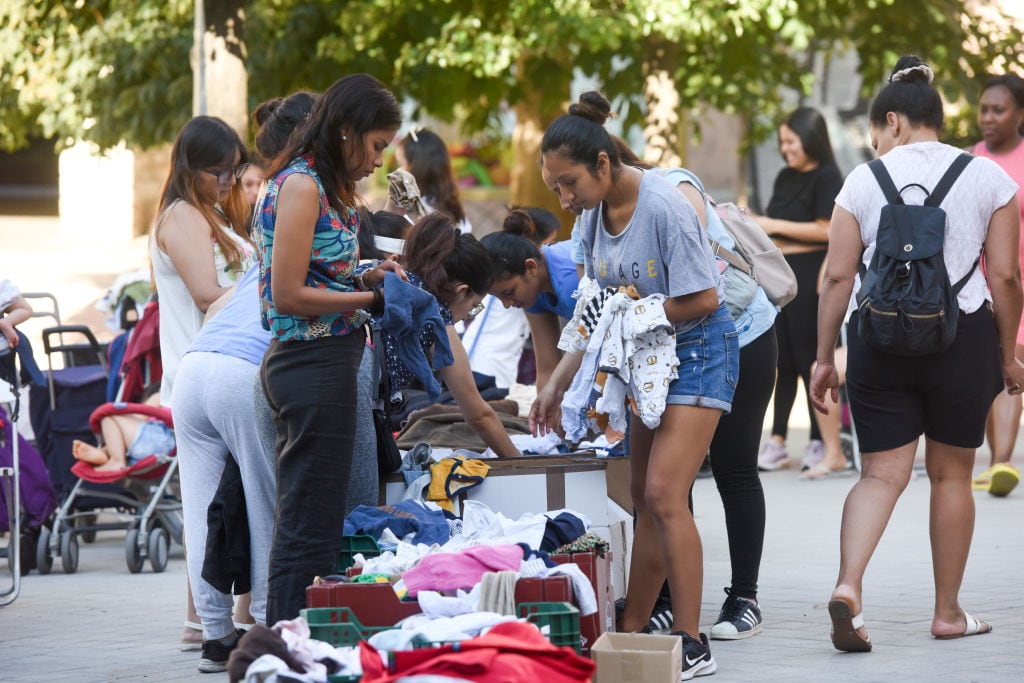 Fundación reparte ropa usada a las personas en España