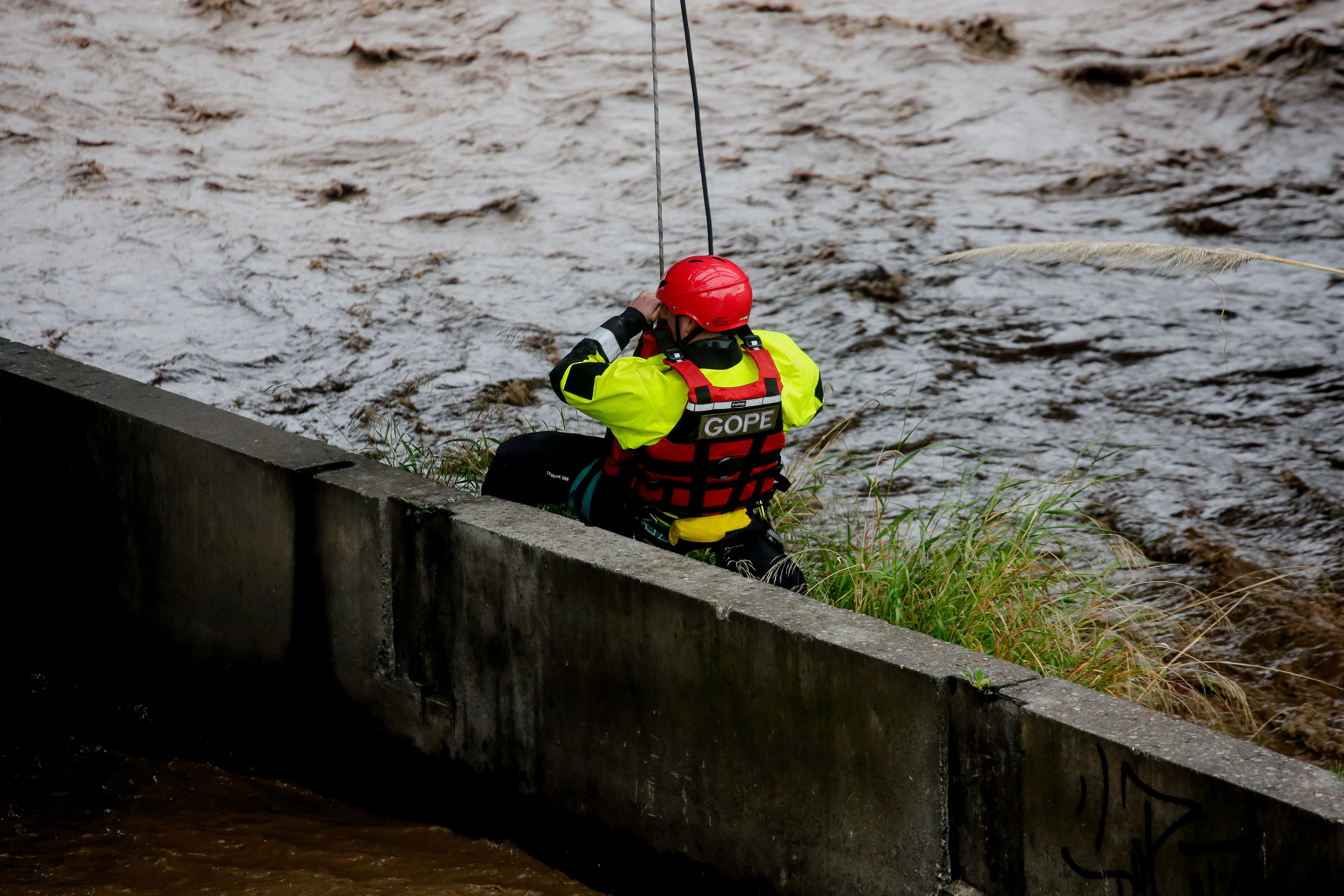 6 de octubre de 2026/SANTIAGO
Un perro se encuentra atrapado en el río mapocho, debido a la crecida del caudal, producto de las precipitaciones que se han registrado en las últimas horas.
FOTO: HANS SCOTT/AGENCUAUNO