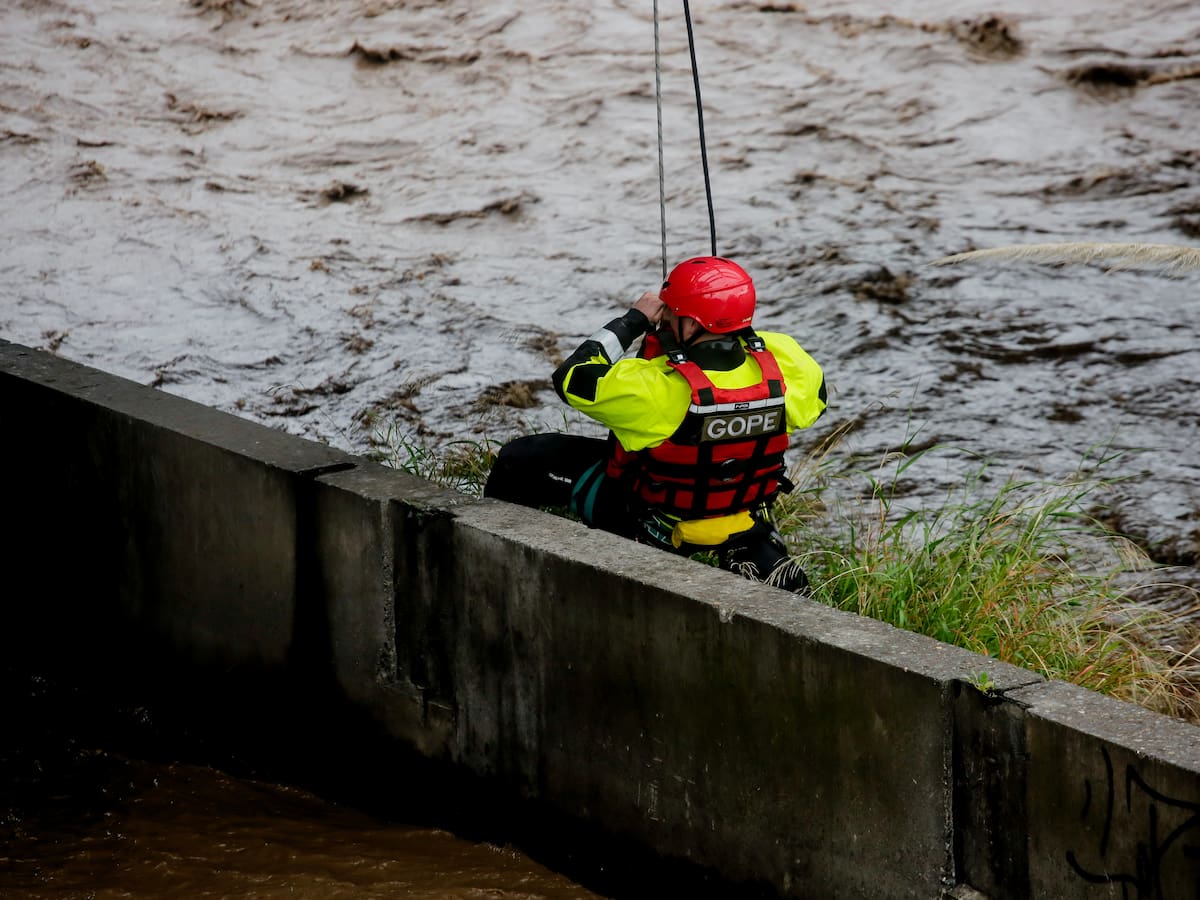 Hombre se lanza al río Mapocho para salvar a un perro y fue arrastrado por la corriente: animal salió por su propia cuenta