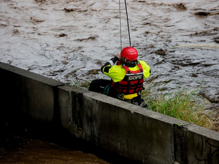6 de octubre de 2026/SANTIAGO
Un perro se encuentra atrapado en el río mapocho, debido a la crecida del caudal, producto de las precipitaciones que se han registrado en las últimas horas.
FOTO: HANS SCOTT/AGENCUAUNO