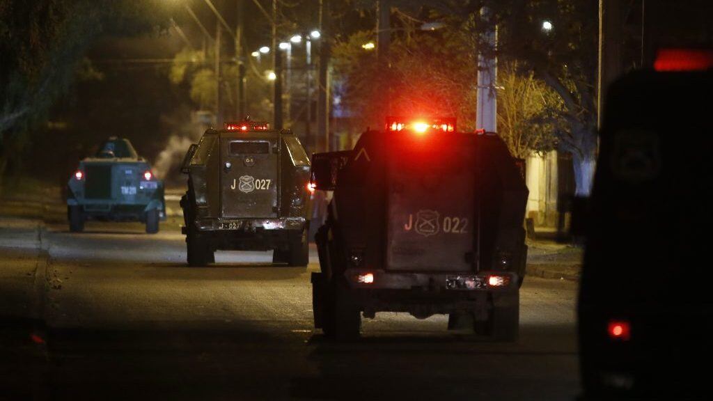 11 de Septiembre 2015/SANTIAGOCarros lanza gases de carabineros entra por una calle en el sector de Los Morros de la comuna de San Bernardo donde se registran incidentes por parte de encapuchados , encendiendo barricadas en la vida publica, esto ocurre en la conmemoracin a 42 aos del Golpe de Estado de Septiembre de 1973.
FOTO: MARIO DAVILA/AGENCIAUNO