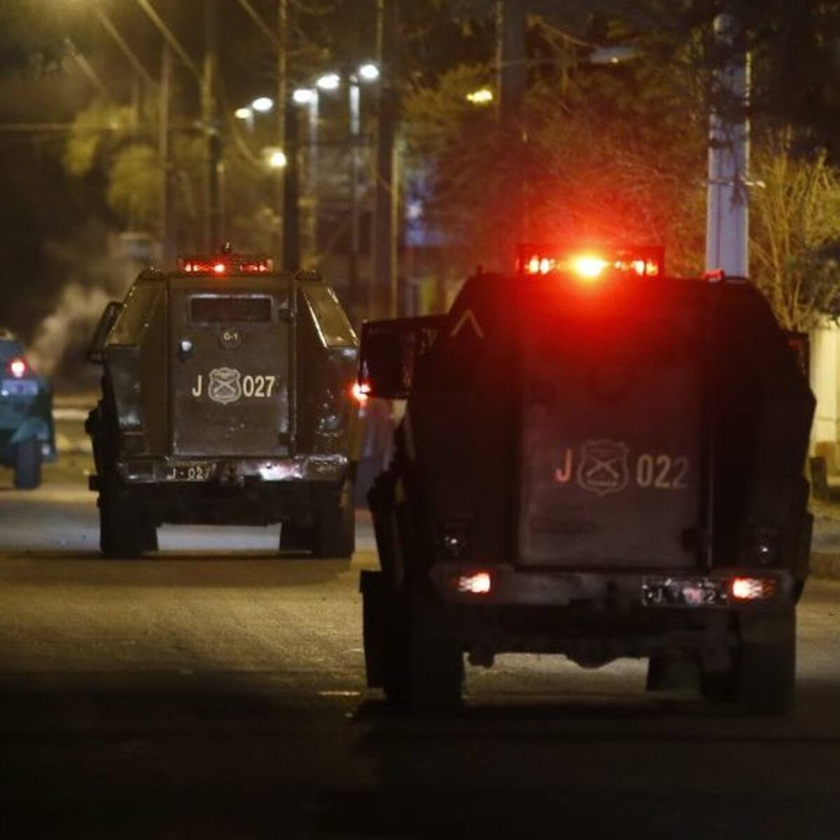 Disturbios en población La Pincoya: desconocidos levantaron barricadas, cortaron la calle y atacaron comisaría durante la noche