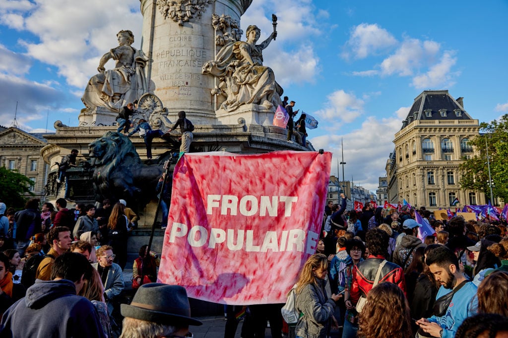 En la Plaza de la Republica en París se convocaron manifestantes contra la ultraderecha, luego de las elecciones europeas en Francia.
