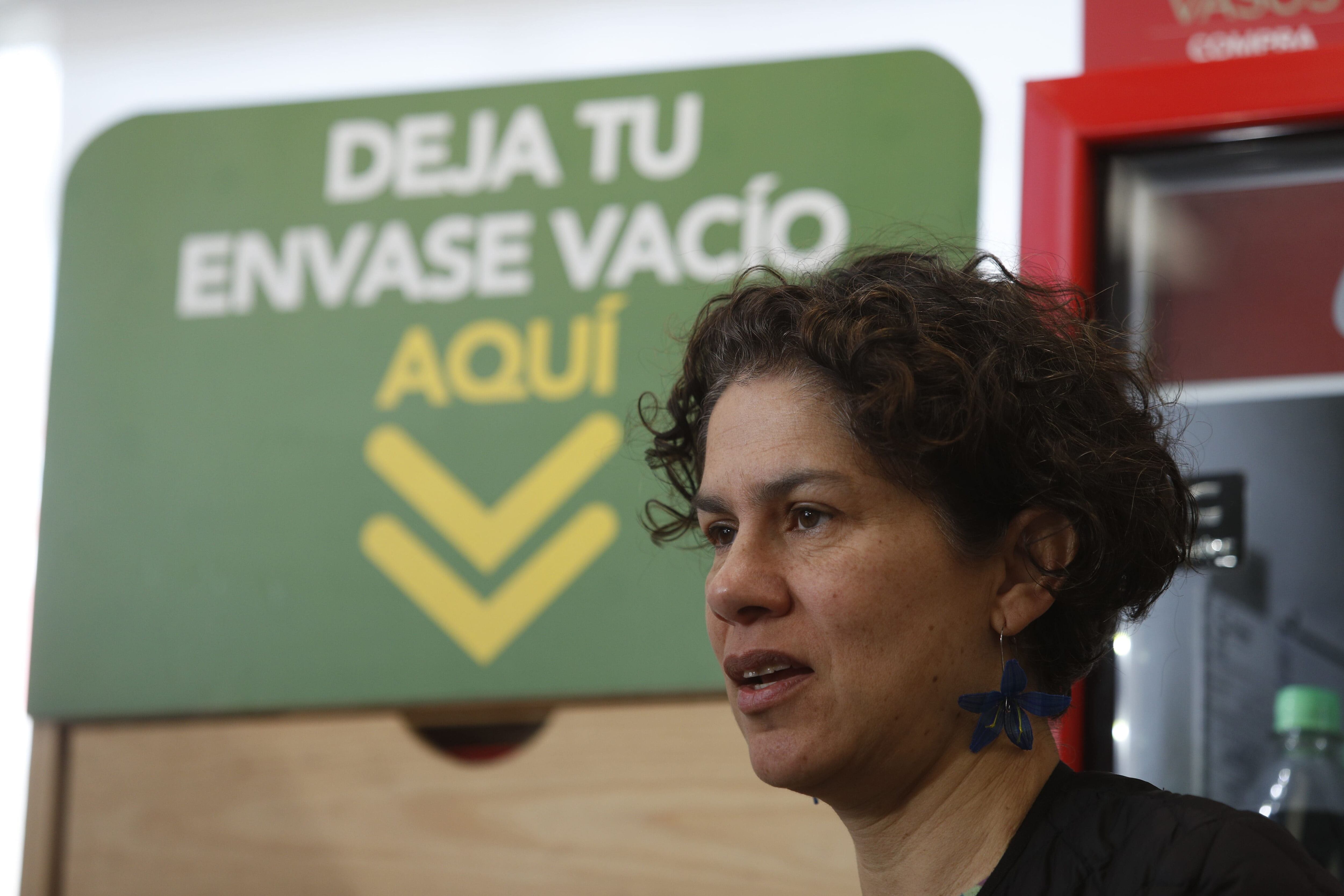 Desde este domingo 13 de agosto: Ministra del Medio Ambiente informa que almacenes y tiendas de conveniencia estarán obligadas a contar con bebidas en envases retornables