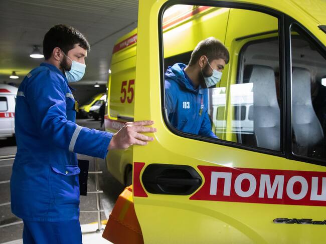 Paramédicos salen a una emergencia del Covid-19 en Grozni