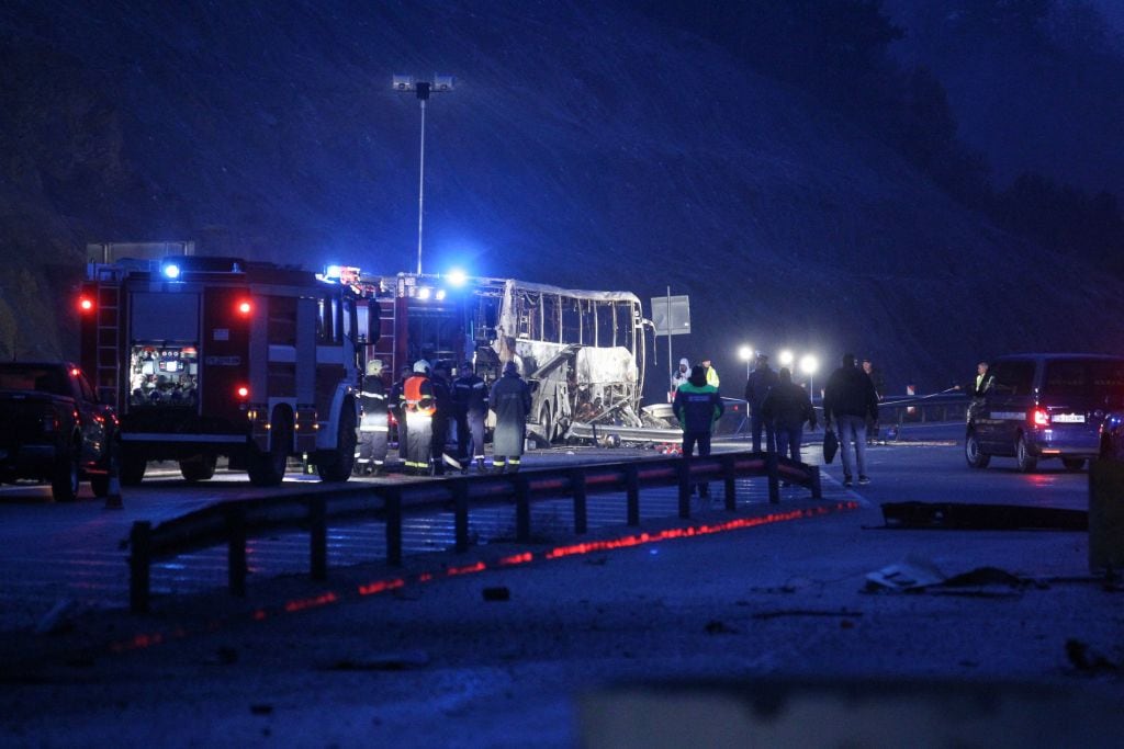 La policía rodea el bus quemado en una autopista de Bulgaria