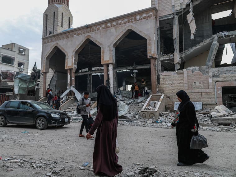 Las personas observan la destrucción de una mezquita en la zona de Rafah, producto de los ataques de Israel sobre la Franja de Gaza en Palestina.