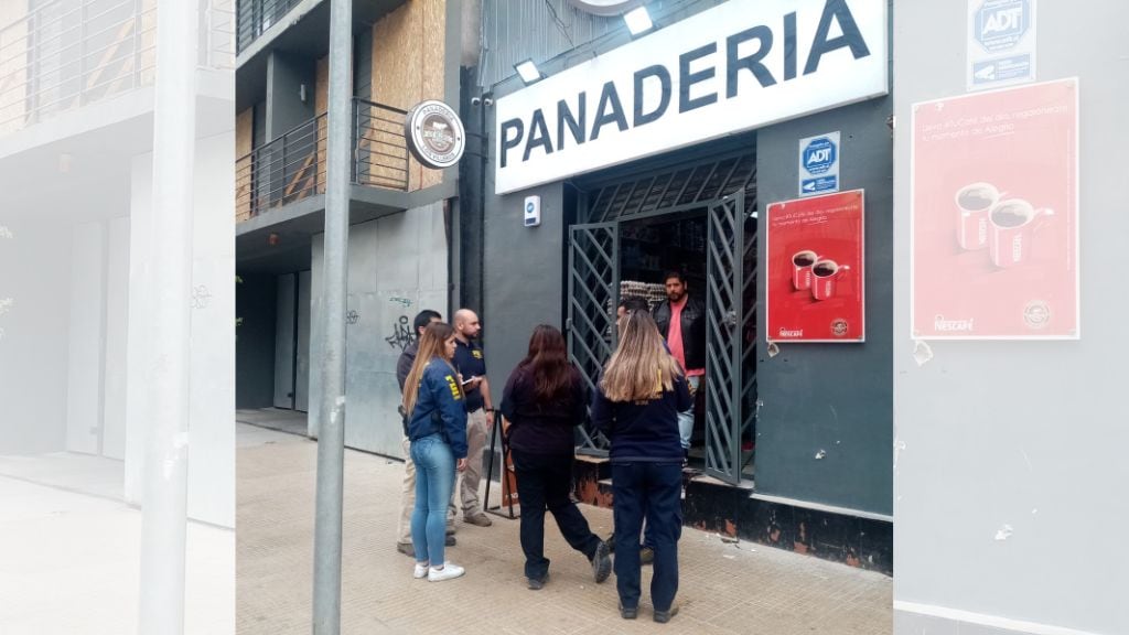 Funcionarios de seguridad a las afueras de los locales afectados. / ADN.cl
