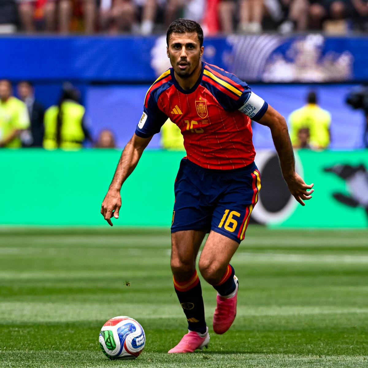 Dan por cerrado el acuerdo para que Rodrigo Hernández juegue por Barcelona: estos serían los montos del traspaso