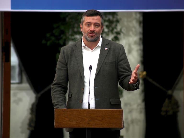 14 de Mayo de 2020/SANTIAGO
Ministros de Desarrollo Social y Familia, Sebastián Sichel, realiza la firma de la promulgación de la ley de Ingreso Familiar de Emergencia, en el Patio de los Cañones del Palacio de la Moneda, Santiago.
FOTO: AILEN DIAZ/AGENCIAUNO