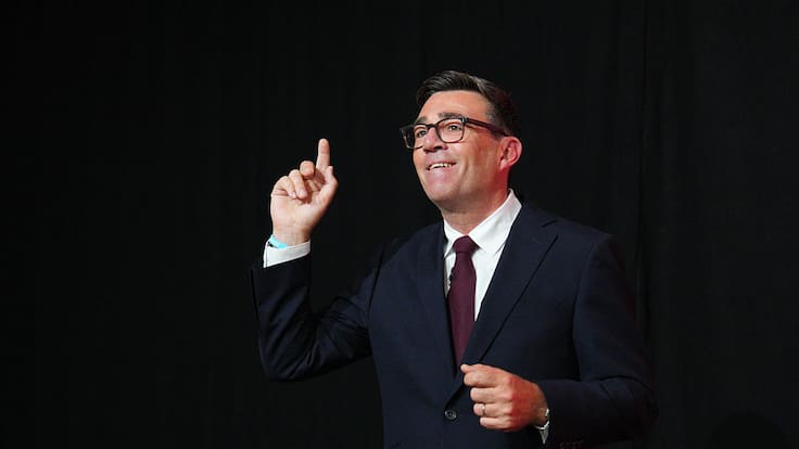 ¿Cómo es Andy Burnham, nuevo líder del Partido Laborista y futuro primer ministro británico? Académico chileno lo describe