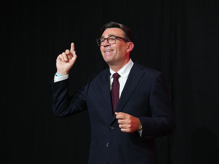 ¿Cómo es Andy Burnham, nuevo líder del Partido Laborista y futuro primer ministro británico? Académico chileno lo describe