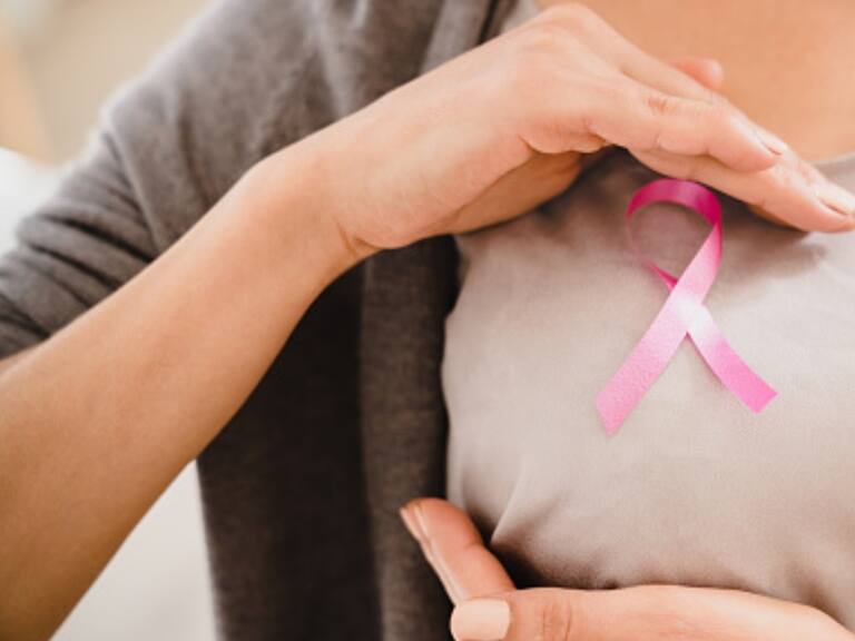 Mes del Cáncer de Mama: cirujana recalca importancia del autoexamen en la detección temprana de la enfermedad