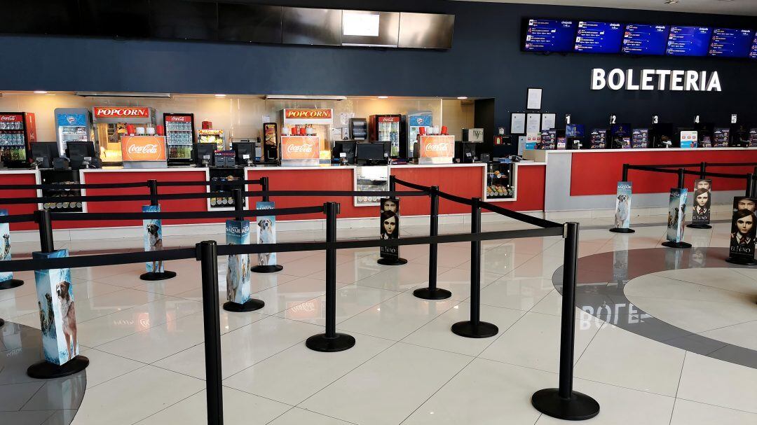 16 de Marzo de 2020/SANTIAGOBoletera de Cine Hoyts casi vaca en el Mall Plaza Egaa donde se evidencia una baja de afluencia de publico a comparacin a otros das, luego de entrar en fase 4 ante el aumento de infectados por el Coronavirus 
FOTO:MARIO DAVILA/AGENCIAUNO