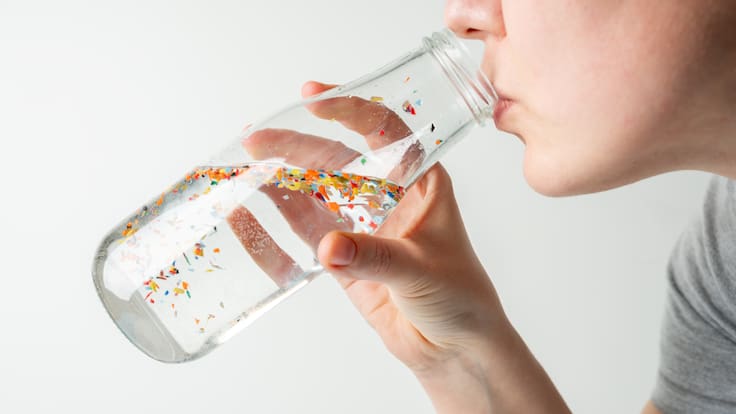 ¿Prefieres botellas de vidrio para evitar plásticos? Atención con este estudio