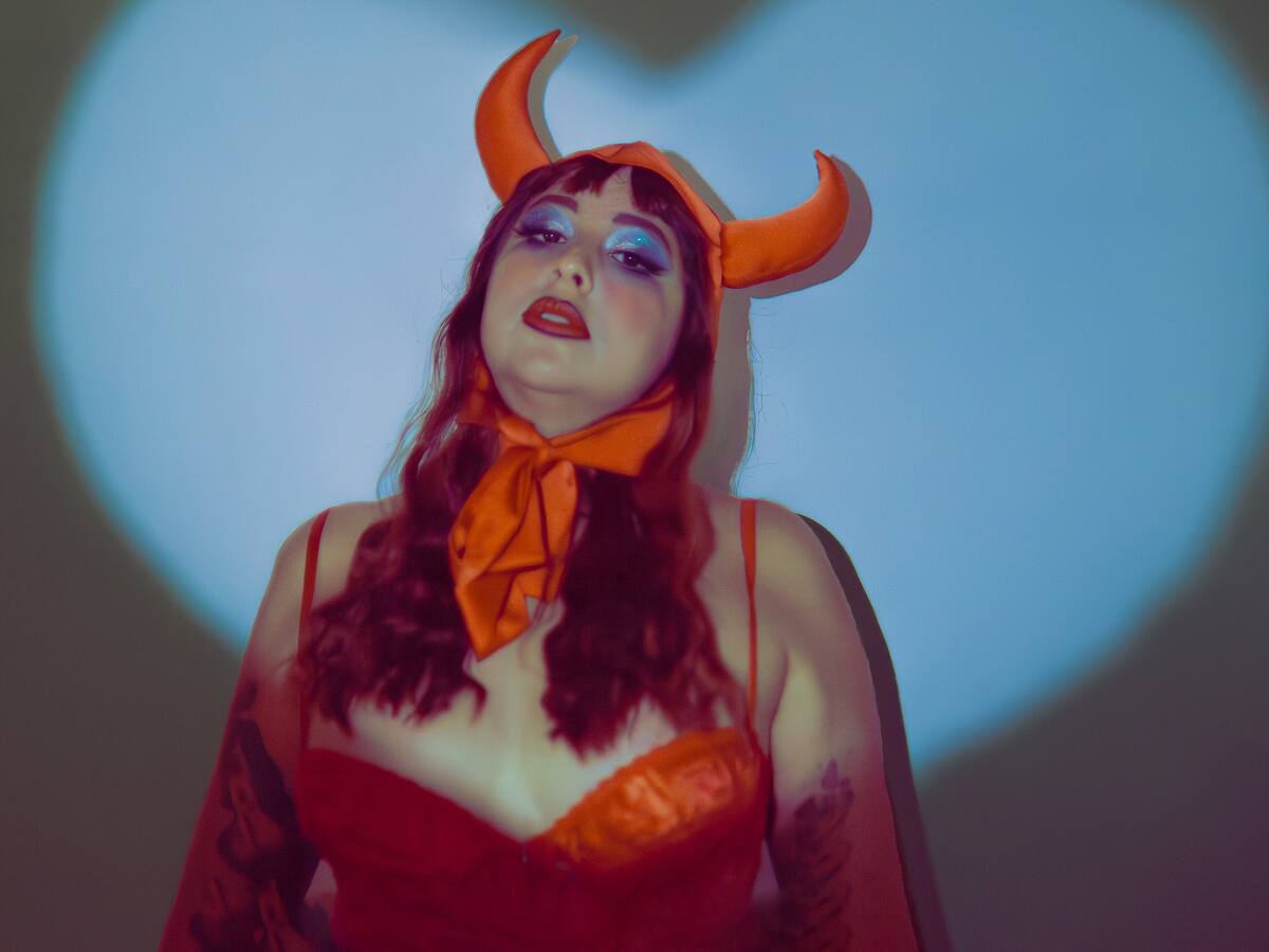Con Pedro Lemebel, Víctor Jara y Violeta Parra como inspiración: solista chilena lanza su álbum debut