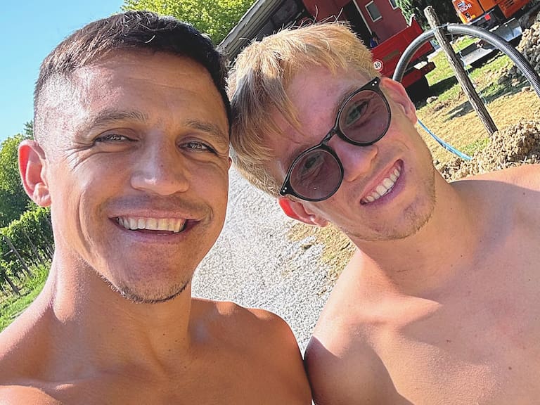 “La meta es...”: Alexis Sánchez reflexiona sobre su futuro con veraniegas fotos junto a amigos