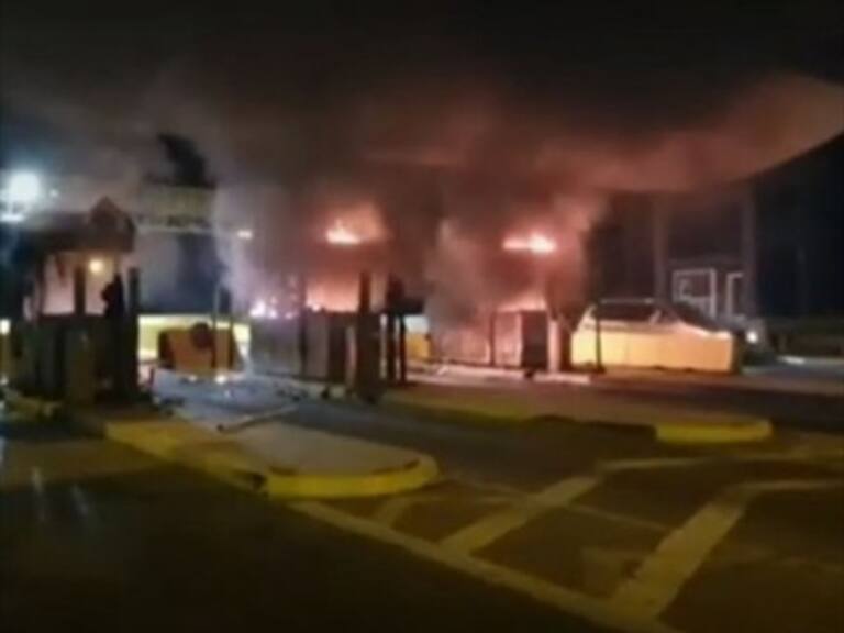 Queman casetas de peaje Rinconada de la Autopista del Sol en Maipú a horas de haber vuelto a operar