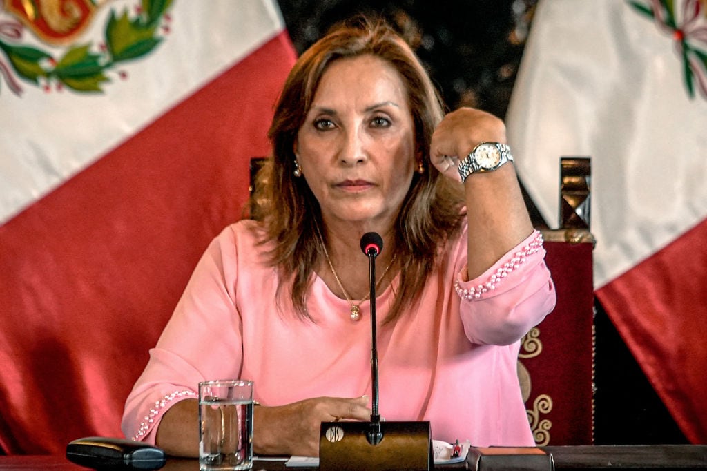La presidenta interina del Perú, Dina Boluarte, habla con los medios de comunicación en la ciudad de Lima sobre el escándalo de los relojes de lujo.