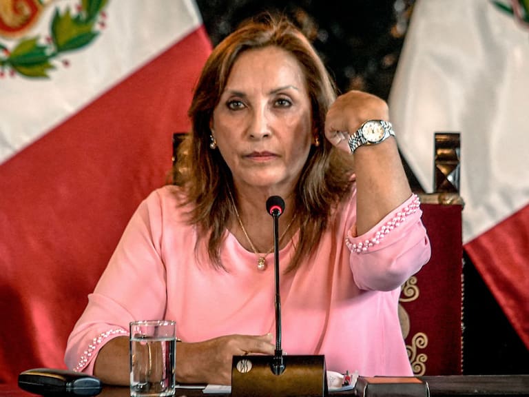 La presidenta interina del Perú, Dina Boluarte, habla con los medios de comunicación en la ciudad de Lima sobre el escándalo de los relojes de lujo.