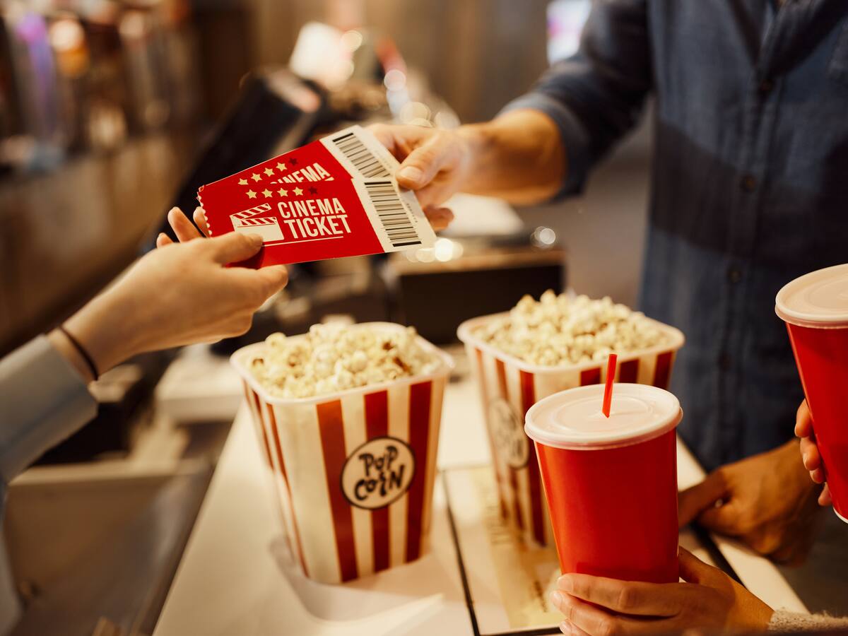 “¿No es raro...?”: el reclamo de querido rostro de TV por cobros extras en venta de entradas al cine