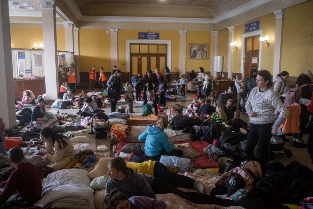 Personas duermen en la estación de trenes de Lviv para abandonar Ucrania