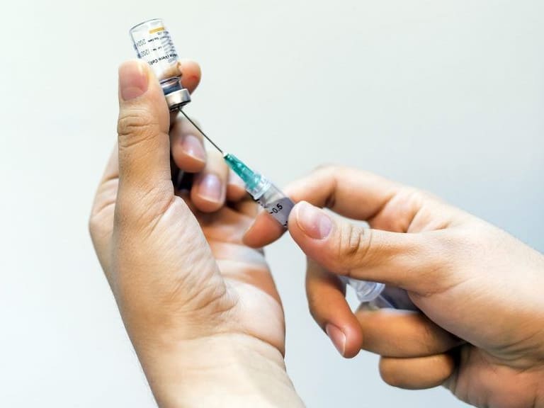 16 DE ABRIL 2021 / OSORNOUna enfermera prepara la vacuna Sinovac durante la cuarentena total por la emergencia sanitaria.-
FOTO: FERNANDO LAVOZ /AGENClAUNO.