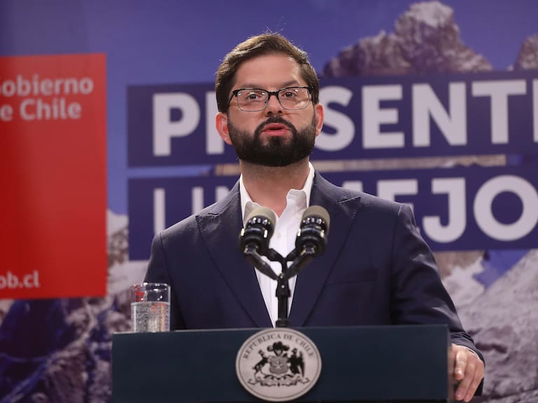 Presidente Boric blinda al ministro de Vivienda, Carlos Montes: “Cuenta con mi pleno respaldo”