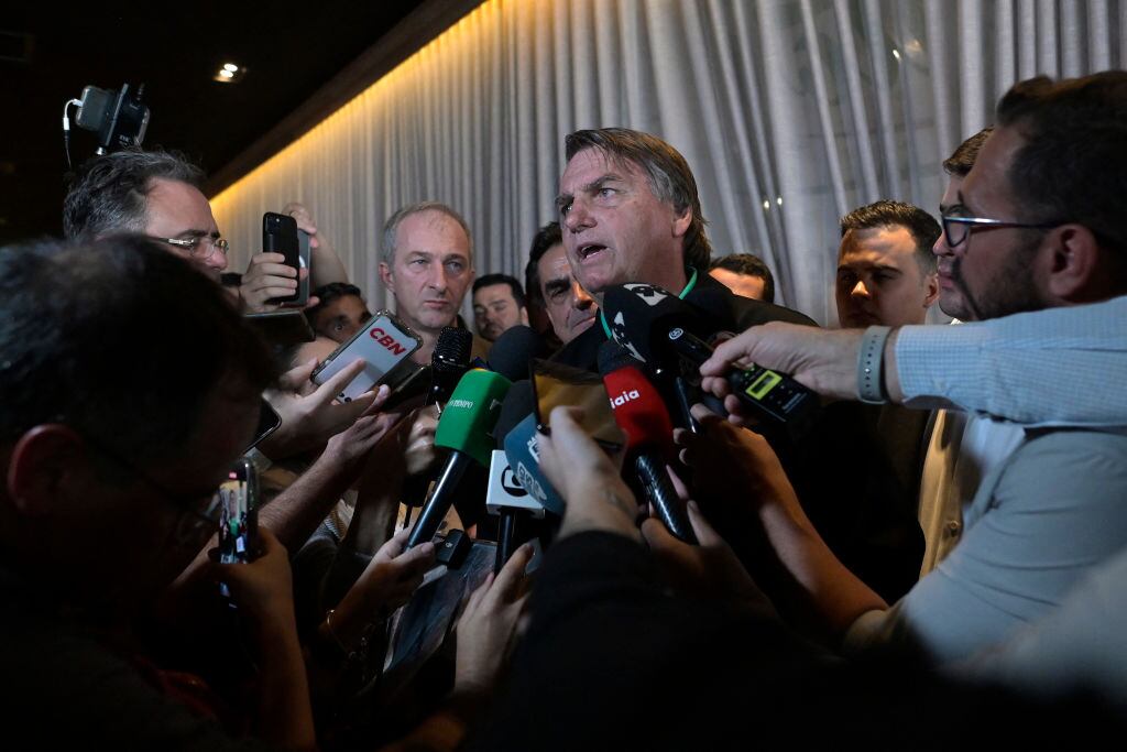 El exmandatario brasilero, el ultraderechista Jair Bolsonaro, habla ante la prensa durante un evento en Belo Horizonte de Minas Gerais.