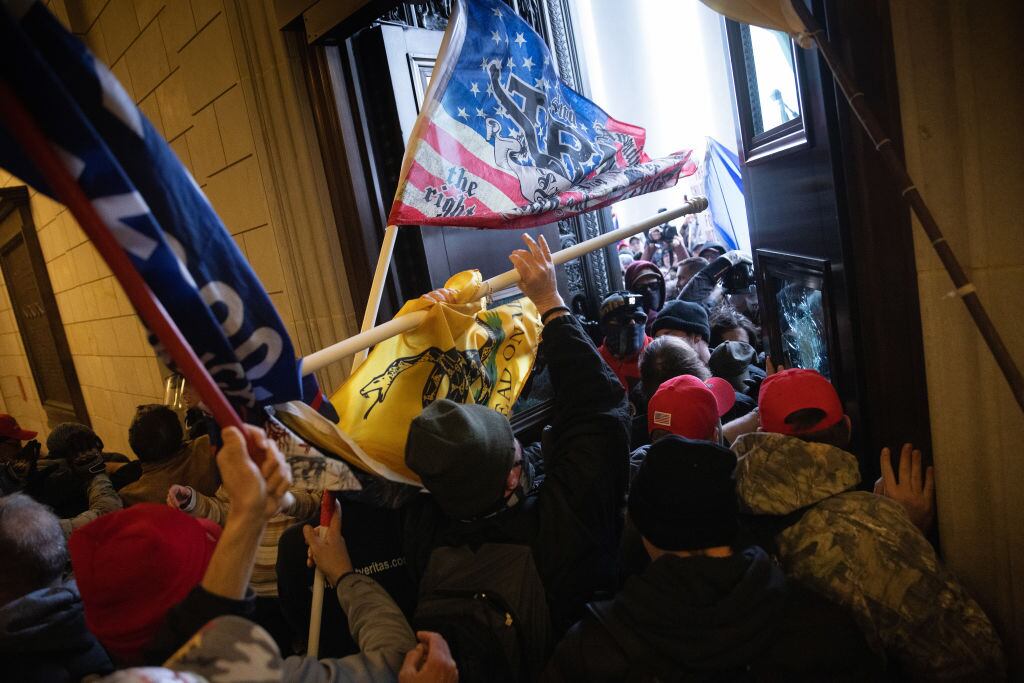 Fanáticos de Trump ingresan a la sede del congreso en Washington
