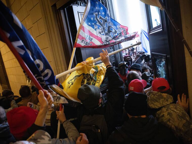 Fanáticos de Trump ingresan a la sede del congreso en Washington