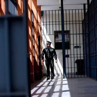 Gendarmes frustran intento de fuga en cárcel de Puerto Montt: reo se hizo pasar por un trabajador del aseo