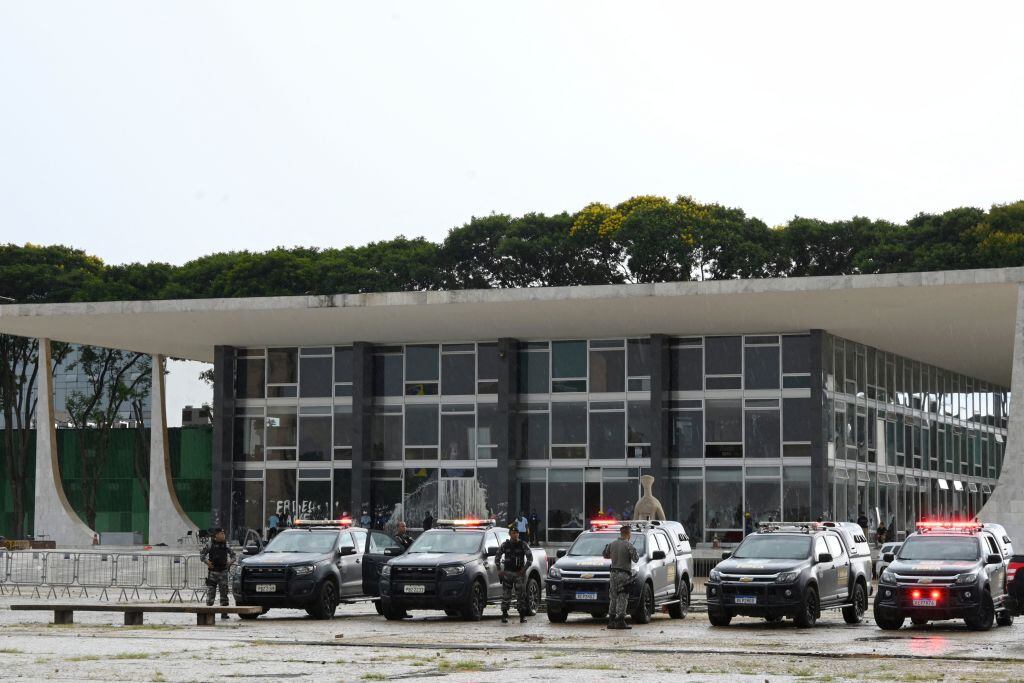 Policía custodia el palacio del gobierno brasileño en Brasilia