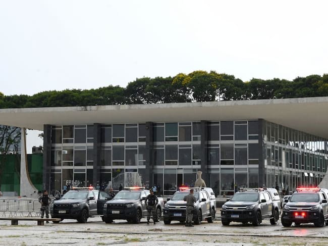 Policía custodia el palacio del gobierno brasileño en Brasilia