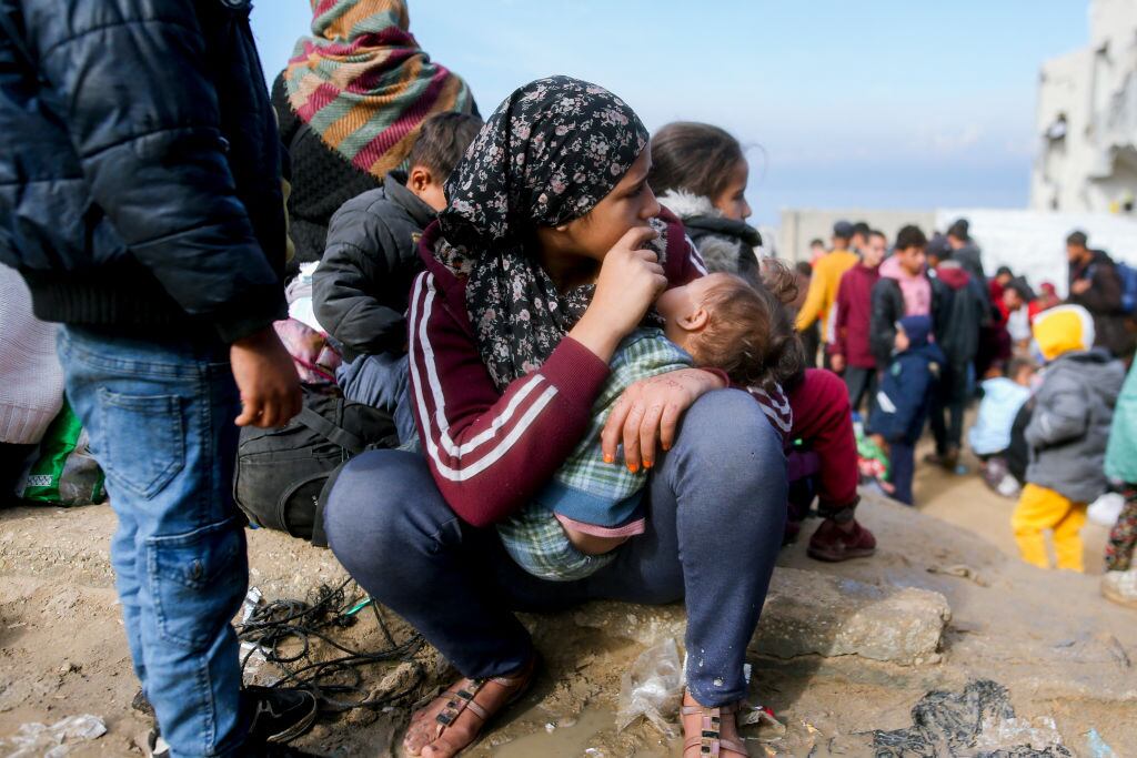 Palestinos desplazados esperan la opción de retornar hacia el norte de la Franja de Gaza por el acuerdo de alto al fuego