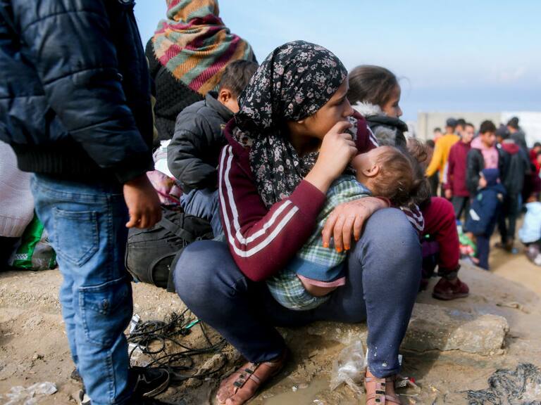 Palestinos desplazados esperan la opción de retornar hacia el norte de la Franja de Gaza por el acuerdo de alto al fuego