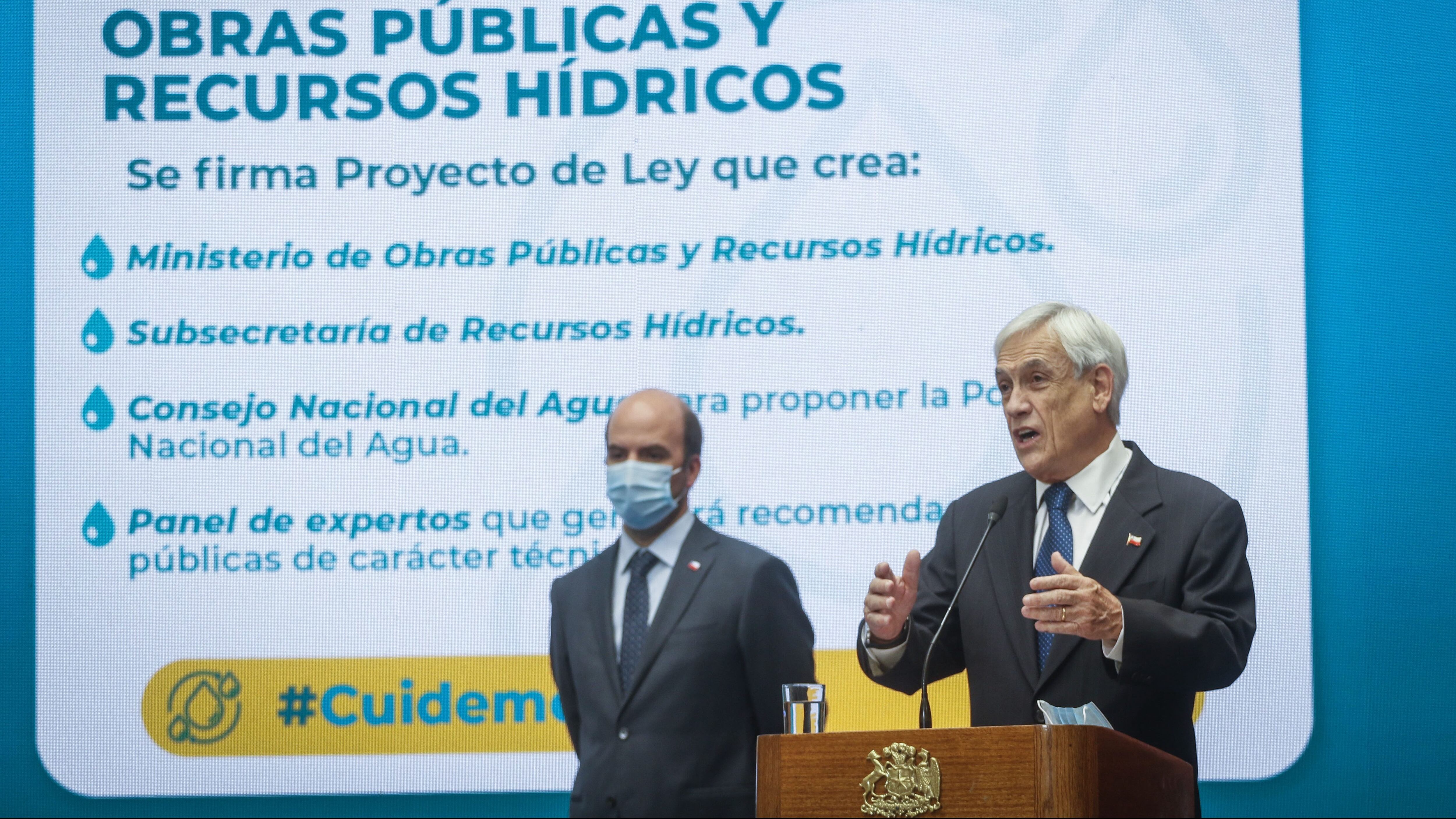 25 de marzo del 2021/SANTIAGOEl Presidente de la República, Sebastián Piñera, junto a el Subsecretario de Obras Públicas, Cristobal Leturia, hablan durante la ceremonia de firma del Proyecto de Ley que crea el Ministerio de Obras Públicas y Recursos Hídricos.
FOTO: SEBASTIAN BELTRAN GAETE/AGENCIAUNO