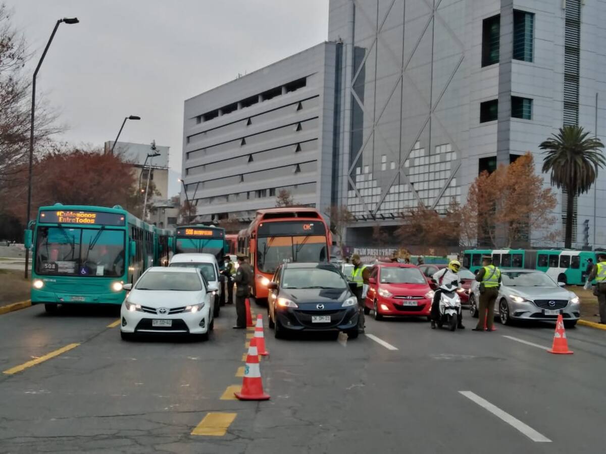 Control de Carabineros generó largo taco y alta congestión en el sector de Plaza Italia