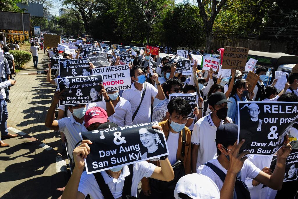 Manifestantes marchan por el centro de Rangún contra el golpe de estado