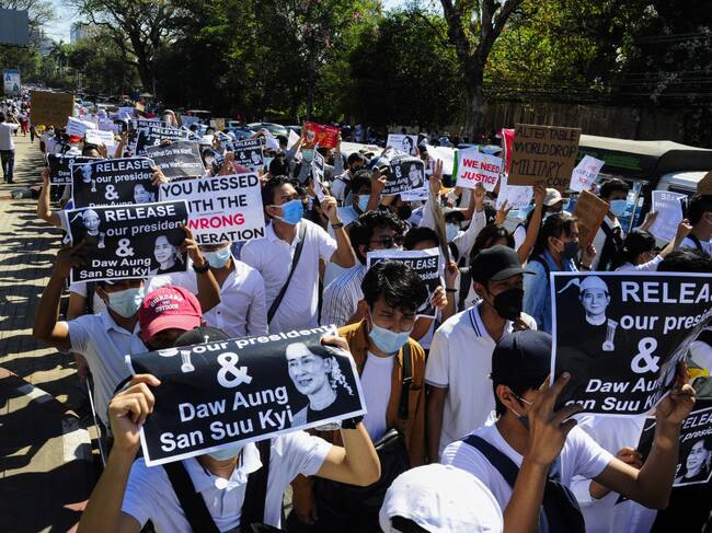 Manifestantes marchan por el centro de Rangún contra el golpe de estado
