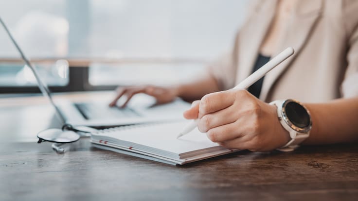 ¿Escribir a mano o en computador? Expertos explican cuál es la mejor manera para aprender más rápido