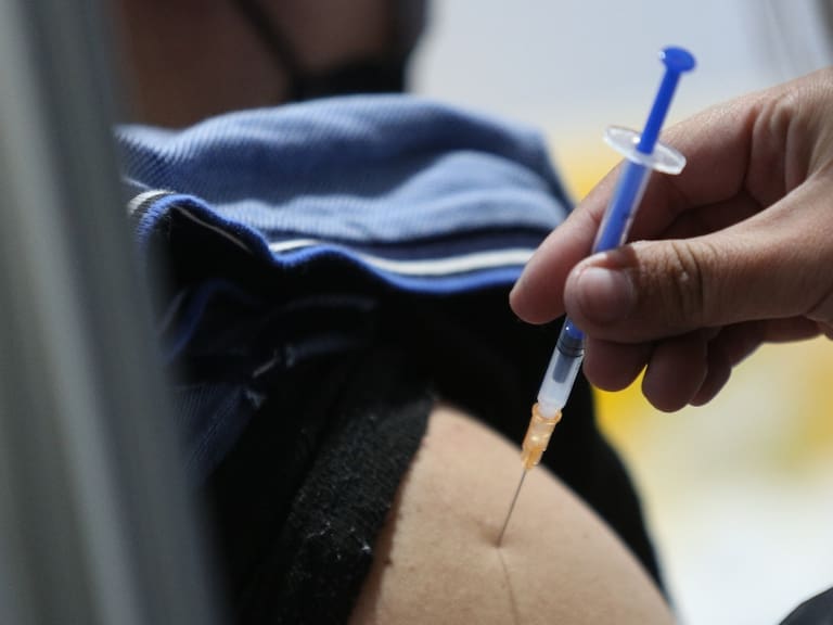 Vacuna bivalente: este lunes parte proceso de inoculación para mayores de 60 años y enfermos crónicos desde los 12 años