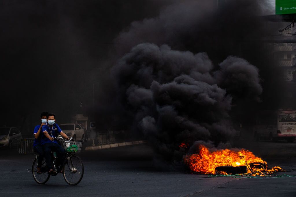 Una barricada encendida en el centro de Rangún para evitar el paso de los agentes de la junta militar